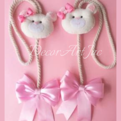 Cordões decorativos com ursinhos de pelúcia e laços cor de rosa