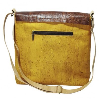 Bolsa de ombro em cortiça amarela com topo castanho e bolso com fecho preto