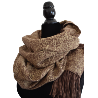 Cachecol bege com padrão floral castanho e franjas em manequim preto