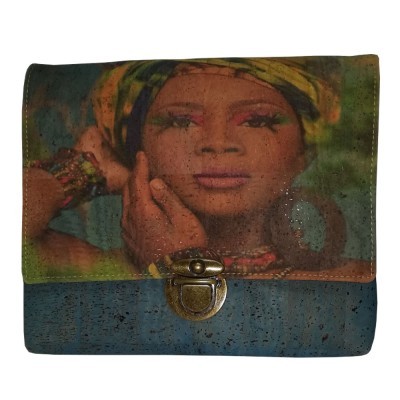 Carteira em cortiça com imagem colorida de mulher com turbante e fecho metálico