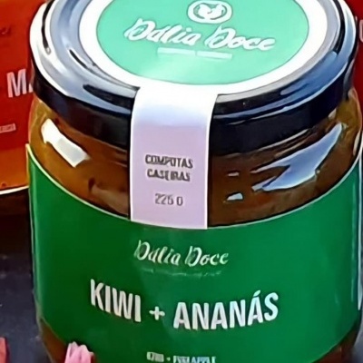 Frasco de compota kiwi e ananás Dalia Doce com rótulo verde e tampa preta