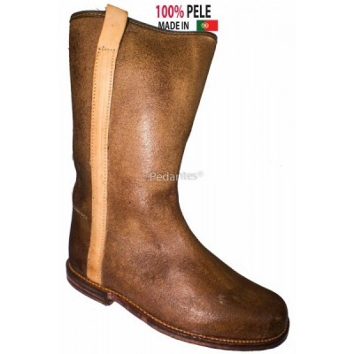 Bota alta de pele castanha com tira beige e texto '100% PELE MADE IN' com bandeira de Portugal