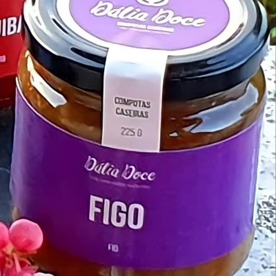 Frasco de compota Dália Doce Figo com etiqueta roxa e tampa preta
