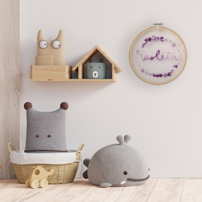 Peluches decorativos, prateleira de madeira com ursinho e quadro redondo com o nome Violeta em fundo branco