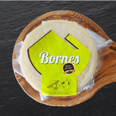 Queijo Bornes com rótulo amarelo em tábua de madeira