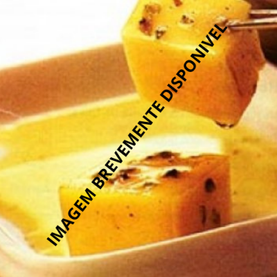 Cubos amarelos com pedaços escuros no prato branco