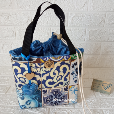 Bolsa de tecido padrão patchwork azul com alças pretas e pingente de coração