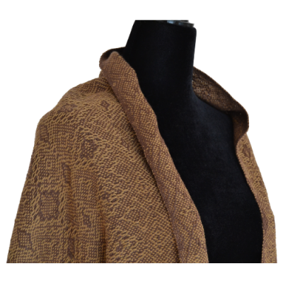 Casaco castanho com padrão geométrico mostrado num manequim preto