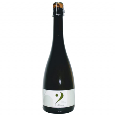 Garrafa preta com rótulo branco e número 2 verde