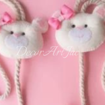 Dois brinquedos de pelúcia ursinho com laços cor-de-rosa e cordas brancas torcidas sobre fundo rosa