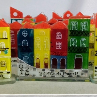 Miniaturas coloridas de casas em vidro com inscrições RIBEIRA-PORTO e CUSTO NO PORTO