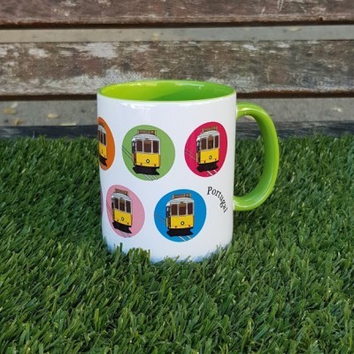 Caneca branca com cinco imagens coloridas de elétrico amarelo e palavra Porto na lateral