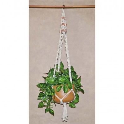 Suspensão de vaso em macramé branco com planta verde e vaso cerâmico marrom claro pendurado numa parede bege.