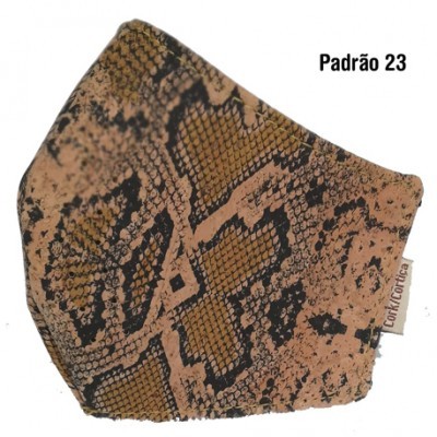 Máscara facial padrão pele de cobra em castanho e bege com etiqueta ToriK L Correa.