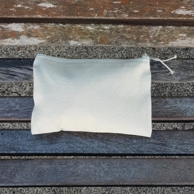 Estojo branco com fecho sobre banco de madeira