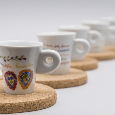 Cinco chávenas de café de porcelana branca decoradas com corações