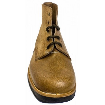 Bota masculina de couro castanho com atacadores pretos