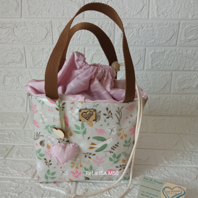 Bolsa de tecido floral com alças castanhas e fecho de cordão rosa