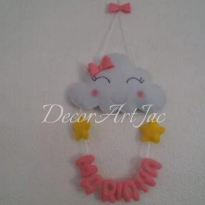 Enfeite de nuvem em feltro com estrelas e nome Mariana em letras cor-de-rosa.