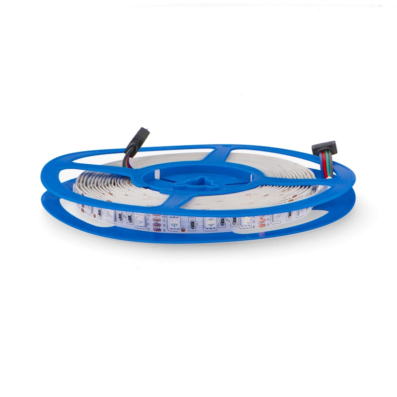 Fita LED flexível enrolada numa bobina azul com conectores pretos.