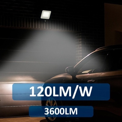 Farol de carro branco iluminando porta de garagem cinzenta com texto 120LM/W e 3600LM