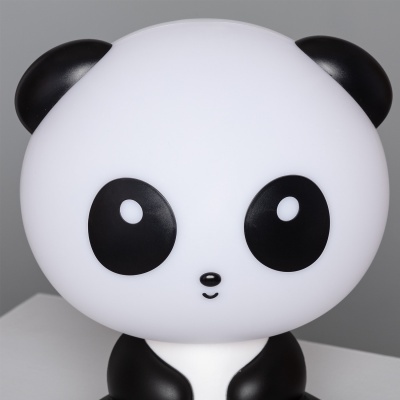 Candeeiro de mesa panda branco e preto com detalhes simples