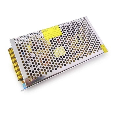 Fonte de alimentação metálica perfurada com etiquetas amarelas