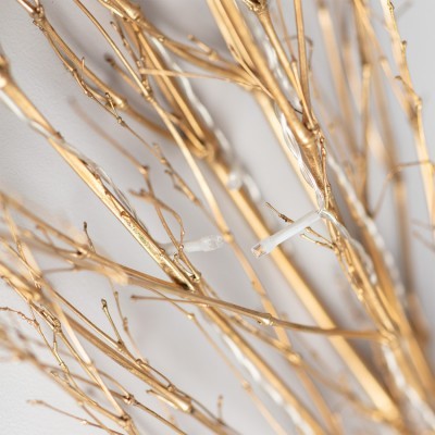 Ramos dourados com pequenas luzes LED
