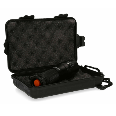 Lanterna preta com botão laranja num estojo rígido acolchoado preto aberto