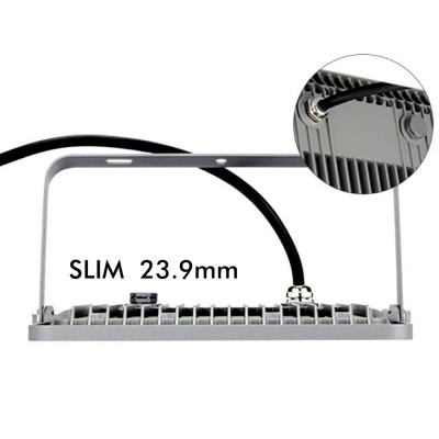 Luz LED industrial cinzenta com suporte metálico e cabo preto