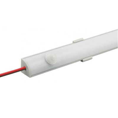 Luz LED branca retangular com sensor de movimento e fios vermelhos e pretos.