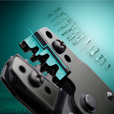 Ferramenta de crimpar e terminais metálicos alinhados sobre fundo verde-azulado