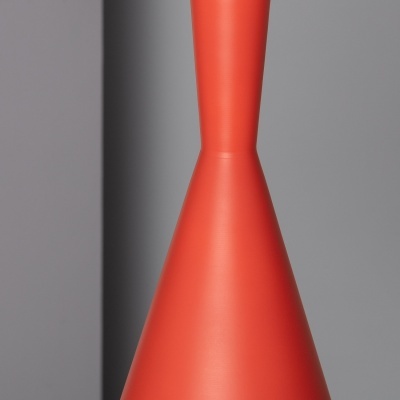 Frasco ou jarro laranja vibrante cónico com fundo cinza