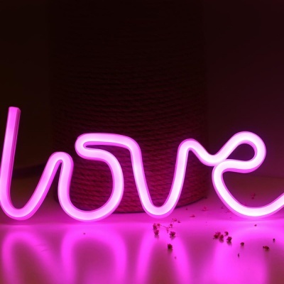 Letreiro luminoso de néon rosa com a palavra 'love'