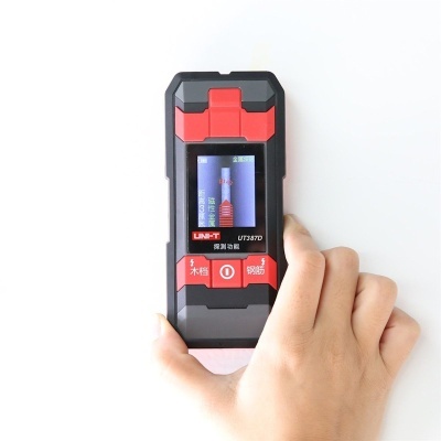 Medidor digital de distância UNI-T UT387D preto e vermelho com visor LCD na mão