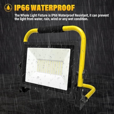 Projetor LED com suporte amarelo a receber água, resistência IP66