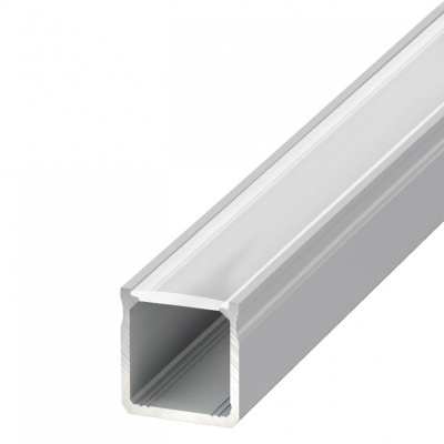 Perfil quadrado de alumínio cinza prateado em fundo branco