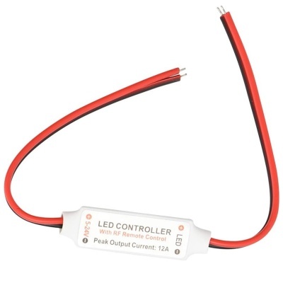 Controlador LED branco com fios vermelho e preto e texto impresso.