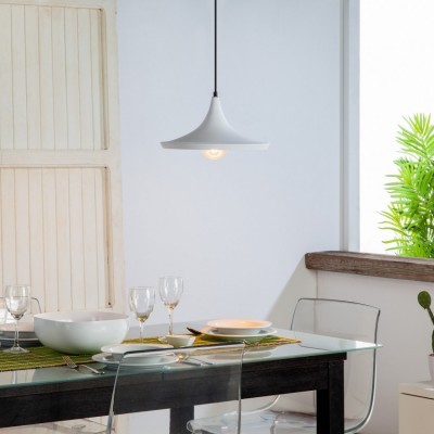 Mesa de jantar com tampo de vidro, loiça branca, copos, cadeiras transparentes e candeeiro branco