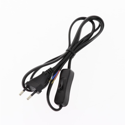 Cabo elétrico preto com ficha de tomada e interruptor