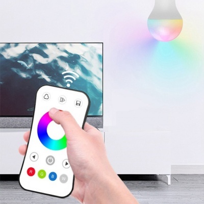 Luz LED RGB controlada remotamente num ambiente interior moderno