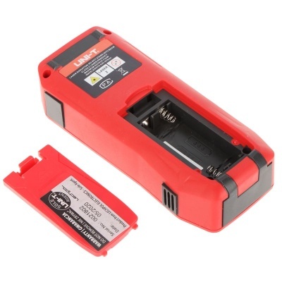 Multímetro digital vermelho com tampa removível e compartimento para baterias