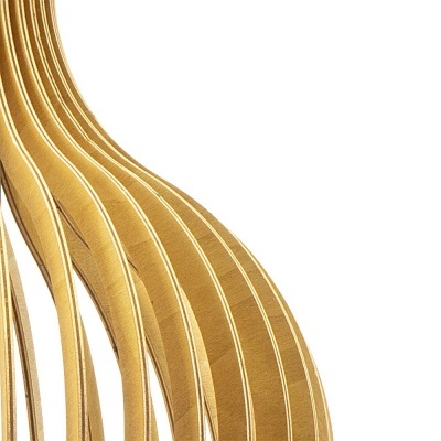 cadeira de madeira clara com design curvo e linhas verticais finas