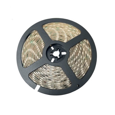 Rolo de fita LED flexível enrolada num suporte preto.