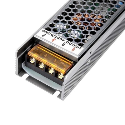 Fonte de alimentação elétrica metálica com grelha hexagonal e conectores numerados