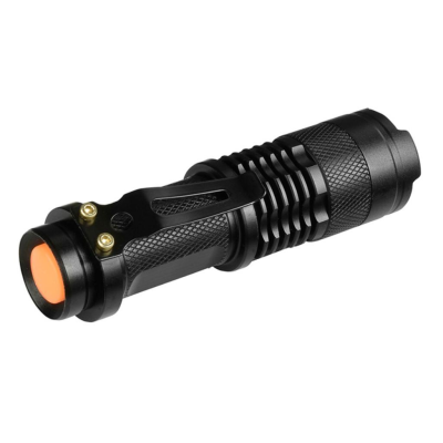 lanterna táctica preta com botão laranja e clip de bolso