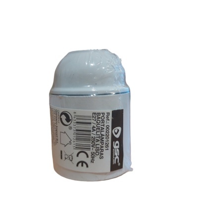 adaptador eléctrico branco da GSC Energy com etiqueta visível