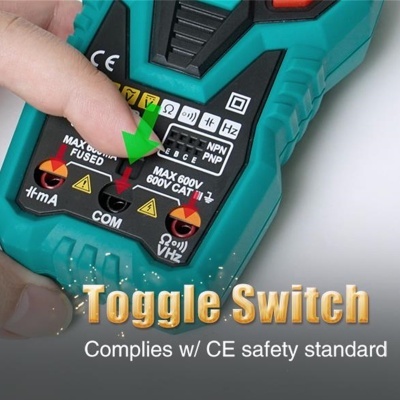 Dispositivo eletrónico verde com botões pretos e vermelhos e texto técnico