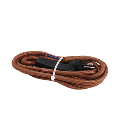 Cabo elétrico castanho com ficha preta e interruptor, enrolado sobre fundo branco