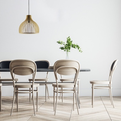 Mesa cinza com seis cadeiras bege, candeeiro amarelo pendente e jarra com ramos verdes